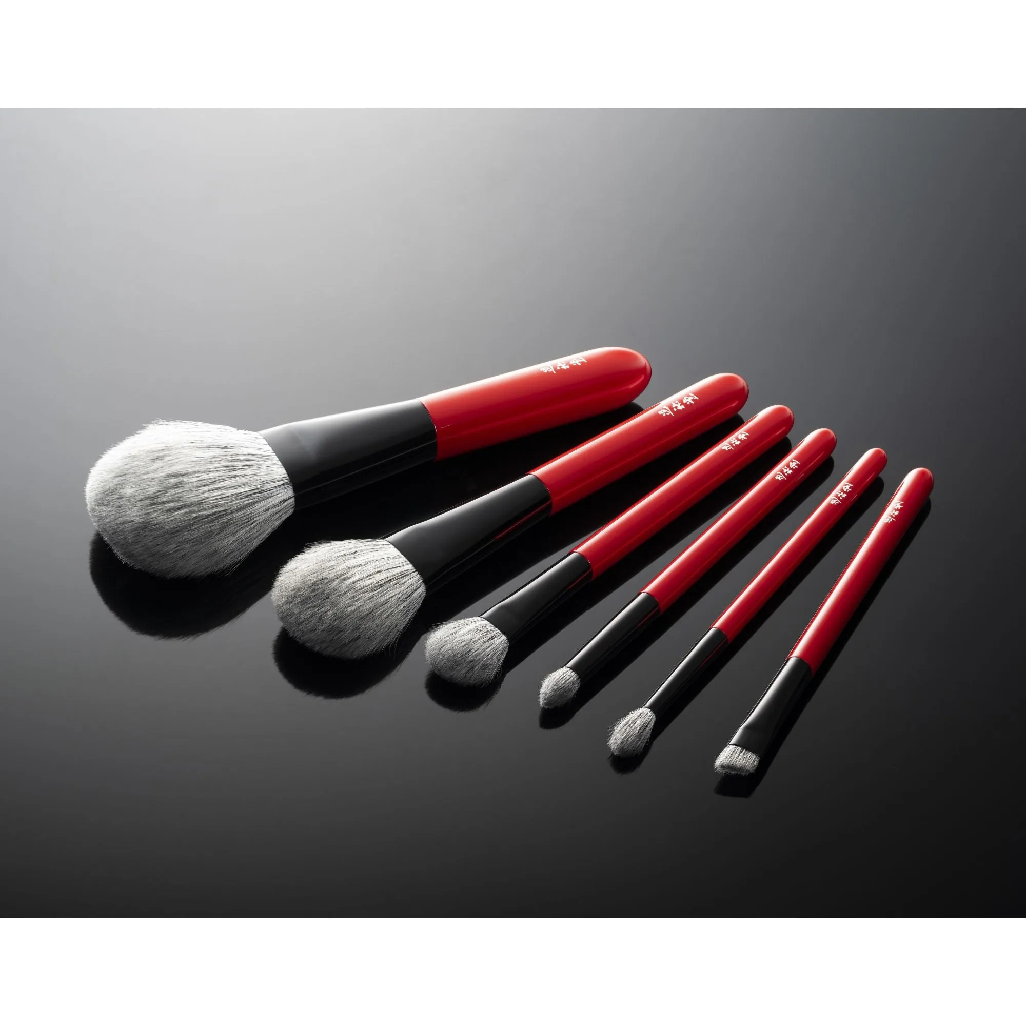 Koyudo YR-3 Large Eyeshdaow Brush, Yoshiki Red (Yuitsumuni Collection)