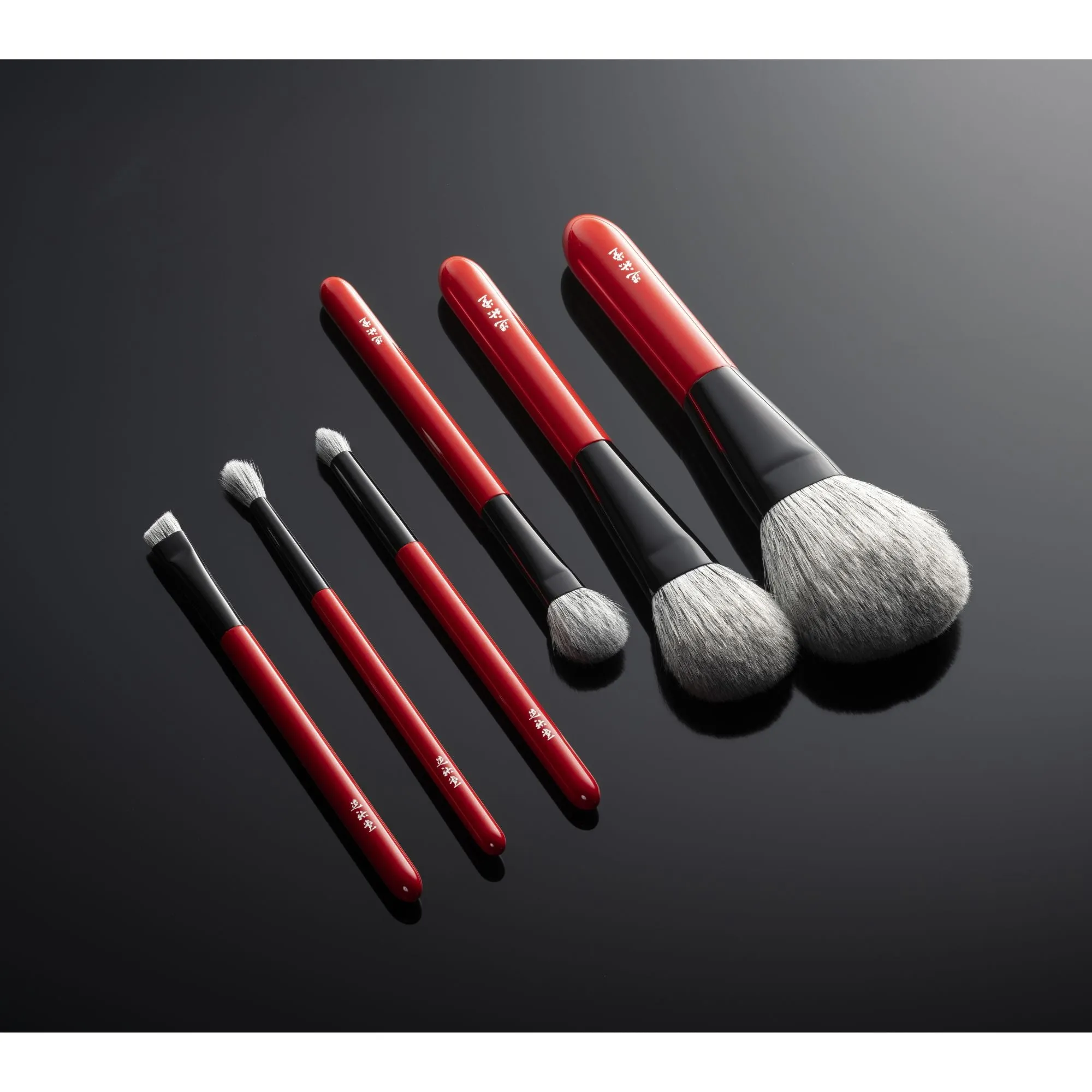 Koyudo YR-3 Large Eyeshdaow Brush, Yoshiki Red (Yuitsumuni Collection)