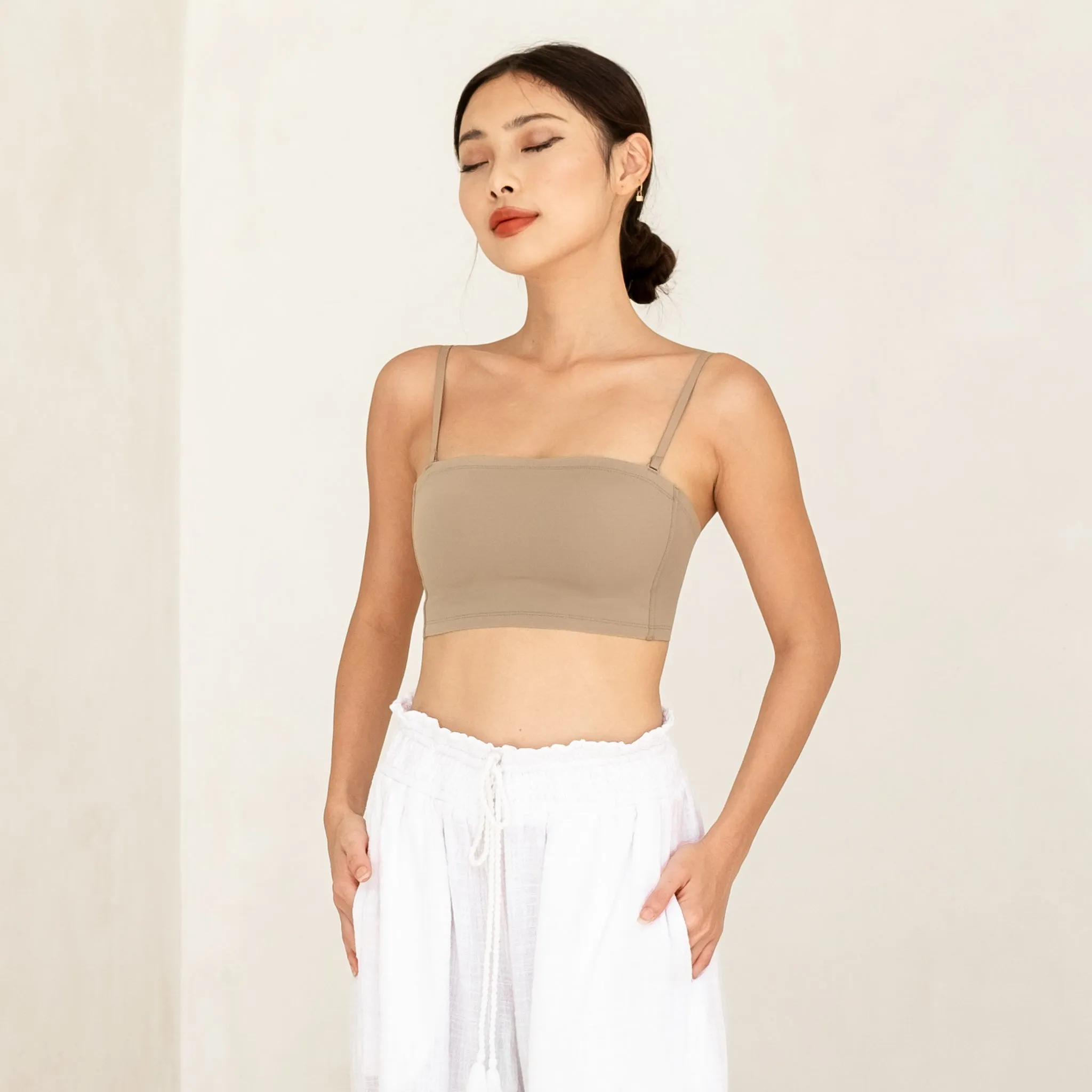Minimalist Ultra-Smooth Concealer! Lightly-Lined Seamless Strapless Wireless Bra in Toffee Latte