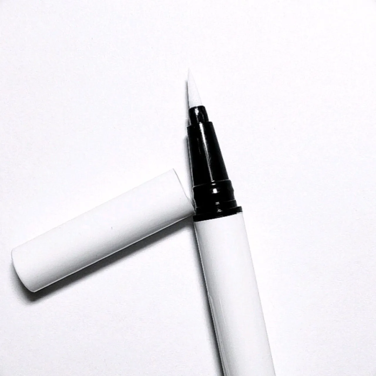 SELF-ADHESIVE WATERPROOF EYELINER - Clear