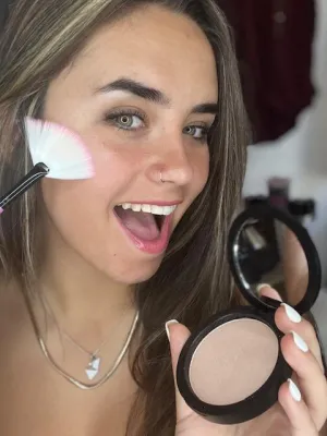 Sparkles & Lace Beauty - Pearl Illuminating Highlighter